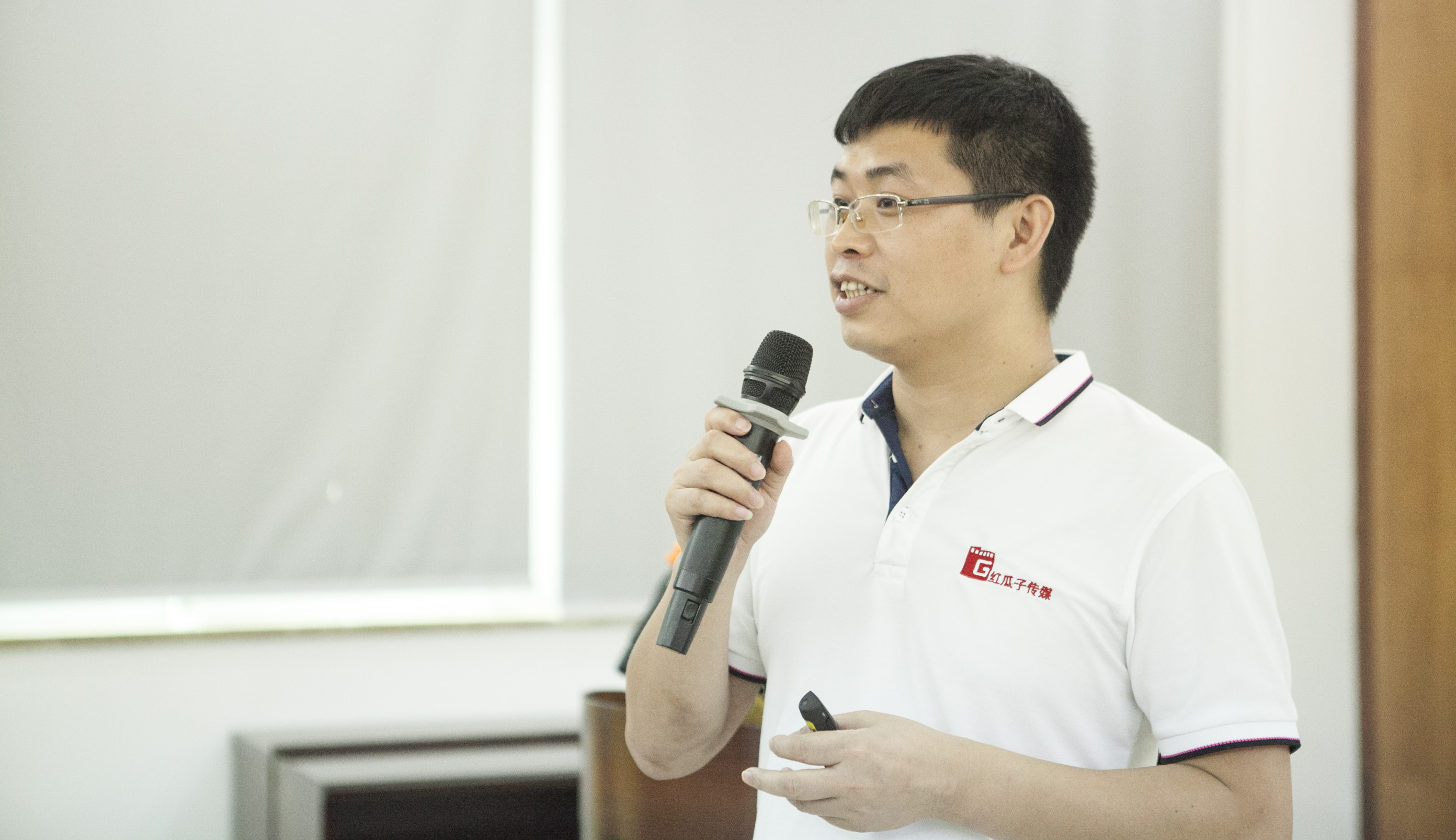 倾盆大雨中师生与红瓜子传媒的零距离接触 